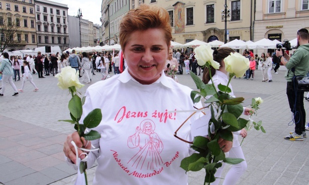 Na Rynku Głównym odbył się happening "Róża dla Jezusa Miłosiernego"
