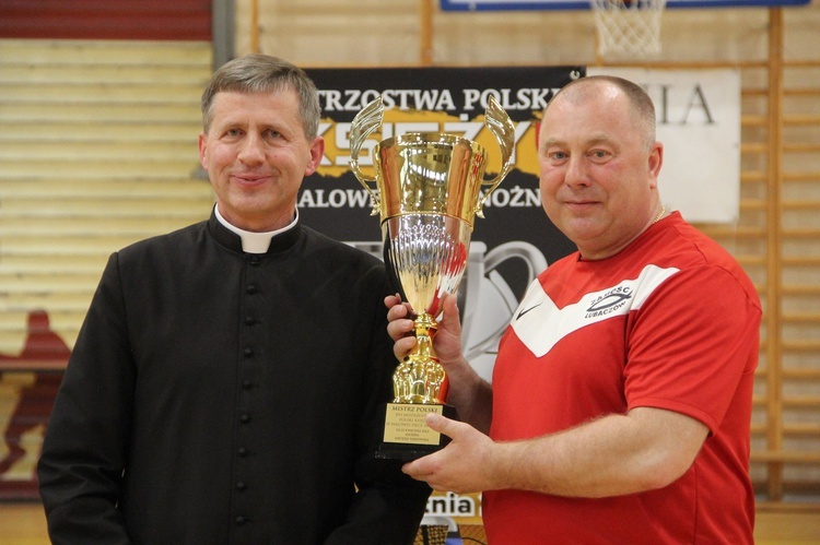 Bochnia. Finał i dekoracja zwycięzców XVI Mistrzostw Polski Księży w Halowej Piłce Nożnej