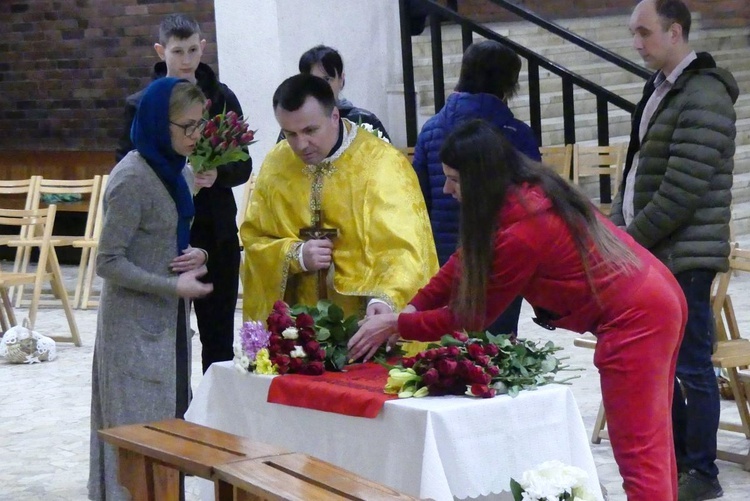 Wierni przyozdobili kwiatami płaszczenicę - płótno wyobrażające scenę złożenia Jezusa do grobu.