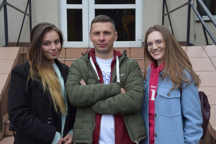 Dla młodych ważne były świadectwa gości. Od lewej: Ola, Maciej i Paulina.