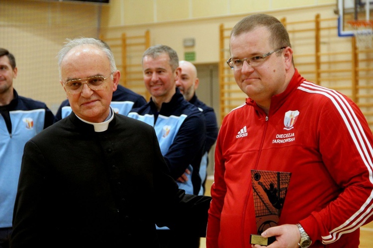 Medaliści mistrzostw Polski księży w futsalu