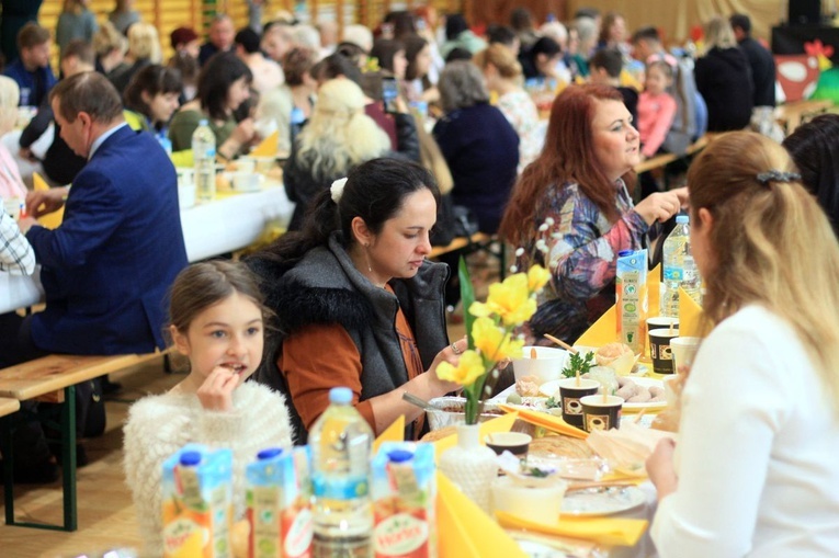 Śniadanie wielkanocne dla goszczących w gminie Gogolin uchodźców z Ukrainy