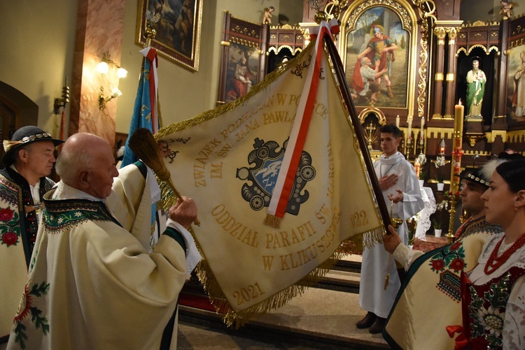 Związek Podhalan w Klikuszowej ze sztandarem 