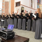 Muzyka pełna sacrum, patriotyzmu i uśmiechu