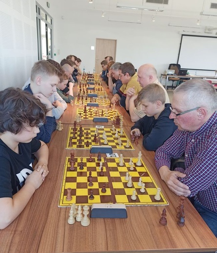 W turnieju zmierzyło się 50 szachistów.