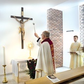 ▲	Nową kaplicę poświęcił biskup opolski.