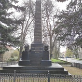 Ogromny obelisk ku czci rosyjskiego dowódcy ma pozostać w centrum miasta.