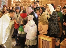 Komunia Święta podczas liturgii wielkanocnej.