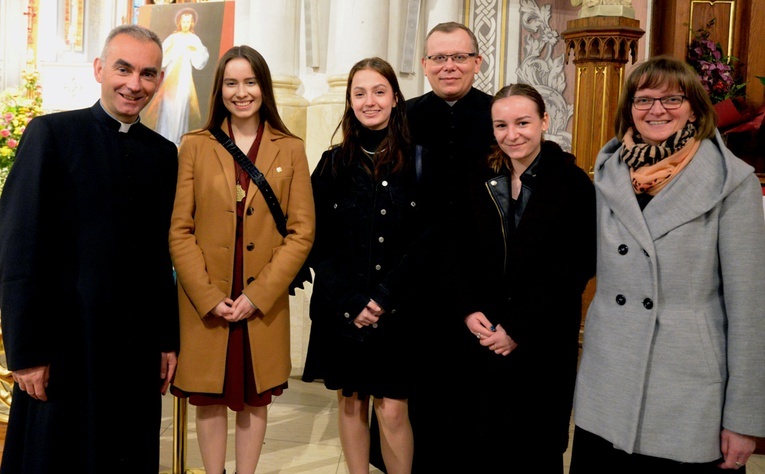 Do udziału w letnich rekolekcjach zapraszają (od lewej): ks. Krzysztof Dukielski, diecezjalny moderator ruchu, Beata Kurowska, Justyna Chmielewska i Wiktoria Oleksiak, a między nimi ks. Przemysław Wójcik, moderator oazy rodzin, i s. Małgorzata Kobylarz.