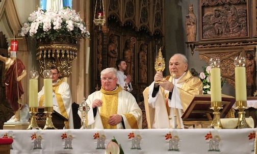 Ks. prałat Michał Boguta przewodniczył Mszy św. Obok - ks. prałat Stanisław Morawa i ks. Dariusz Ludwin.
