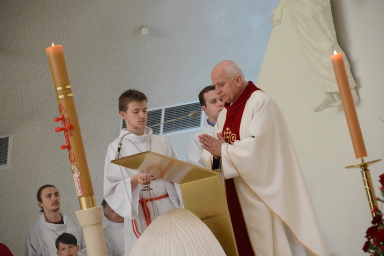 Wprowadzenie relikwii męczenników z Pariacoto do kościoła na Chabrach