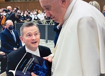 ▲	Autor prezentuje swoją książkę papieżowi Franciszkowi.