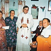 ▲	Kapłan często sprawował Eucharystię w mieszkaniach tamtejszych katolików.