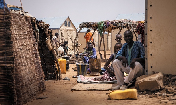 Burkina Faso to jedno z najbiedniejszych państw afrykańskich. Walki w sąsiednich krajach spowodowały, że przybyło tu 1,7 mln uchodźców. Ze względu na suszę zapewnienie im jedzenia jest coraz trudniejsze.