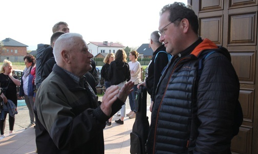 91-letni Tadeusz Ciesielski po raz kolejny przyjmował 20 pielgrzymów. Na zdjęciu z ks. Damianem Korycińskim.