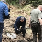 Biskup wziął udział w akcji sadzenia lasu