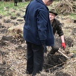 Biskup wziął udział w akcji sadzenia lasu