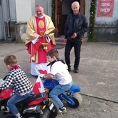 Motocykle, także tych najmłodszych parafian, pobłogosławił proboszcz ks. Marian Marszałek.