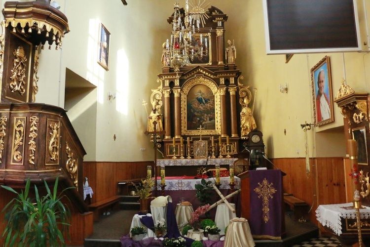 Zabytkowy ołtarz w kościele w Matczynie.
