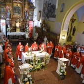 Wokół ołtarza w szczepanowskim sanktuarium św. Stanisława.