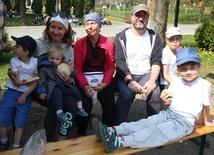 Ewa i Dominik Lejawkowie z synami: Jankiem, Piotrem i Pawłem oraz Maksiem, a także z babcią Olą.