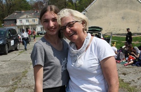 Natalia z babcią na postoju w Polance Hallera.