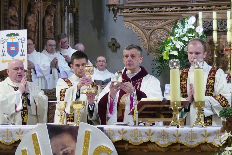 Biskupi Roman Pindel i Piotr Greger przy ołatrzu z diakonami Bartłomiejem Plutą i Mateuszem Kuryło.