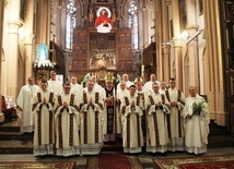 Diakoni z biskupami, przełożonymi i proboszczami swoich parafii w wilamowickim sanktuarium św. Józefa Bilczewskiego.