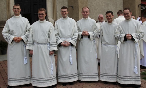 Alumni - kandydaci na diakonów jeszcze przed Mszą św.