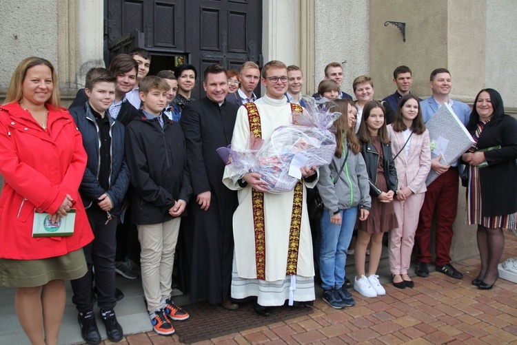 Diakon Michał Juraszczyk z obecną na święceniach bliską mu młodzieżą.