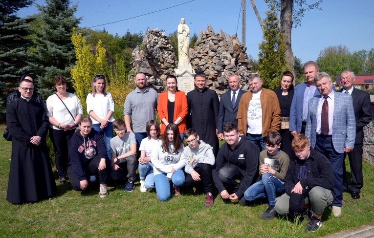 Wierni z Dąbrówki i proboszcz ks. Grzegorz Wójcik (siódmy z prawej w górnym rzędzie) po spotkaniu z al. Krzysztofem Zającem (z lewej). 