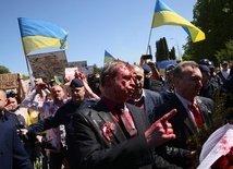 Demonstranci oblali czerwoną substancją ambasadora Rosji