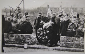 Rok 1951. "Manifestacja pokojowa na gruzach krematorium Stutthofu" z udziałem księży represjonowanych przez Niemców podczas II wojny światowej.