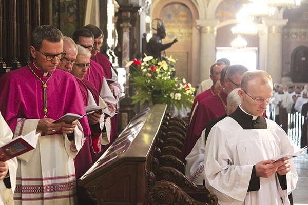 ▲	Biskup Mirosław Milewski wraz z duchowieństwem w czasie dorocznych nieszporów ku czci św. Zygmunta.
