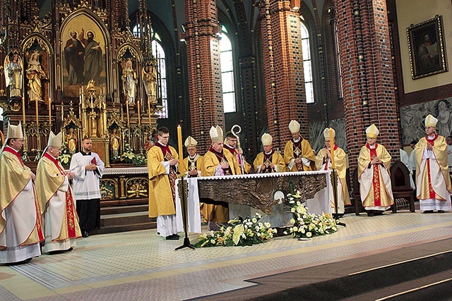 Msza św. z okazji złotego jubileuszu kapłaństwa bp. J. Kopca w katedrze w  Gliwicach.