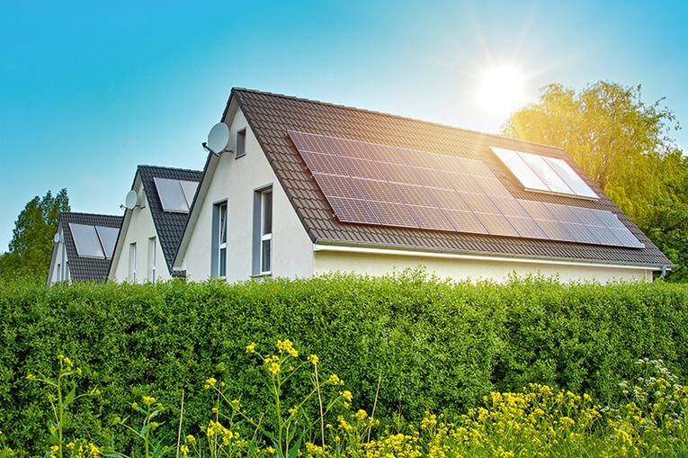 Dzięki instalacji solarnej i fotowoltaicznej  można obniżyć rachunki  za ciepłą wodę i prąd.