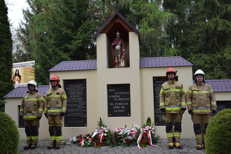 Po Mszy św. pod pomnikiem św. Floriana złożono kwiaty.