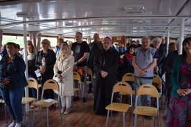 Modlitwa majowa na sandomierskim statku pasażerskim.