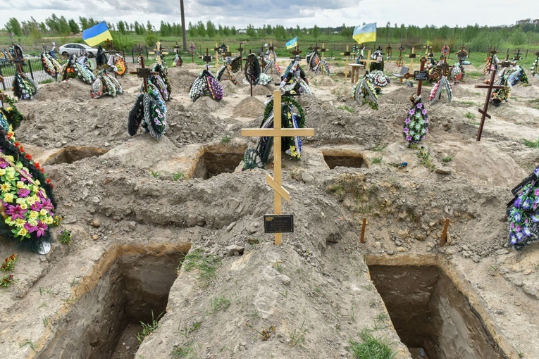 Postrzelony i wrzucony do masowego grobu Ukrainiec, zdołał się wyczołgać spod ciał swoich braci