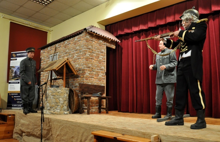 Spektakl Amatorskiego Zespołu Teatralnego "Tradycja" z Rozmierzy