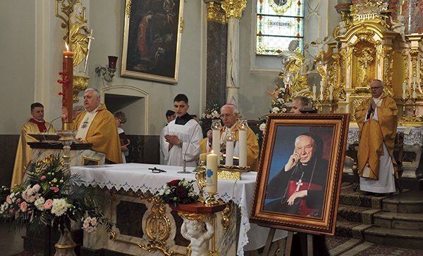 Msza św. rozpoczęła się przyjęciem relikwii bł. Stefana Wyszyńskiego.