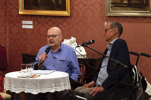 Prof. Marek Troszyński (z lewej) i prof. Bartosz Korzeniewski w czasie opinogórskiego spotkania.