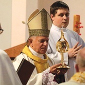 ▲	Metropolita Lwowa przed rokiem przywiózł relikwie Ojca Świętego do miasta.