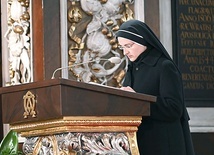 Prezentka podczas czytania w czasie tegorocznej Wigilii Paschalnej w katedrze.