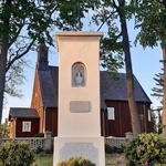 Rębowo. Figura Matki Bożej przed kościołem parafialnym św. Jana Chrzciciela