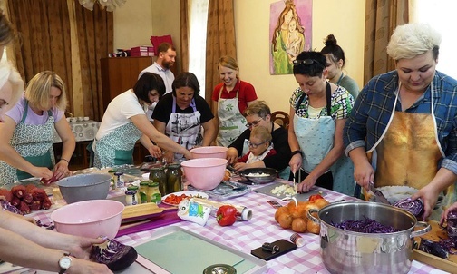 Wspólne przygotowywanie polskich i ukraińskich przysmaków zintegrowało mamy w Żywcu.