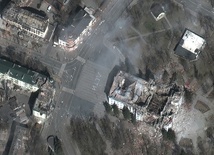 Rosjanie wywożą ciała cywilów z ruin zbombardowanego Teatru Dramatycznego w Mariupolu