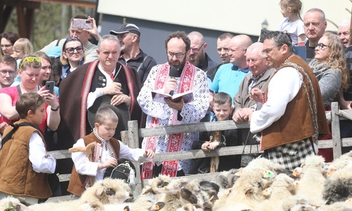 Owce pobłogosławił ks. Grzegorz Tomaszek. 