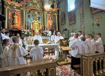 Liturgii przewodniczył bp Roman Pindel, a ołtarz otoczyli liczni w Starej Wsi ministranci i lektorzy.