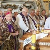 ▲	Liturgii pogrzebowej przewodniczył bp Paweł Stobrawa z Opola.